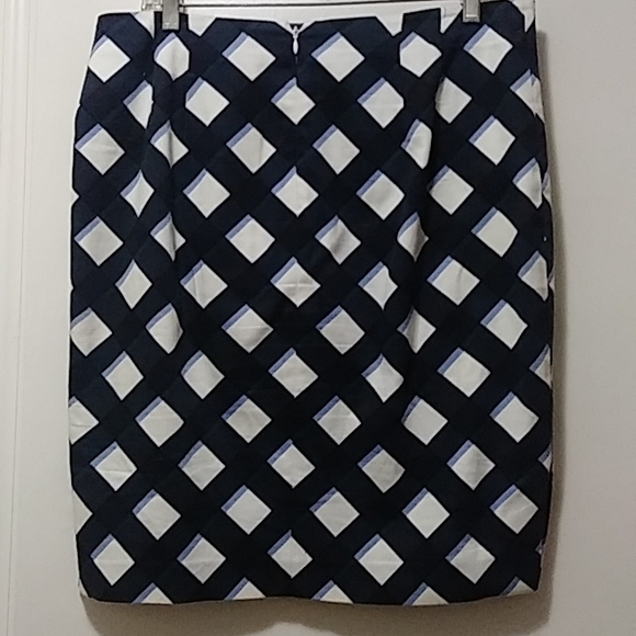 Ann Taylor size 12 petite ladies skirt.  Block pattern. - Picture 2 of 7